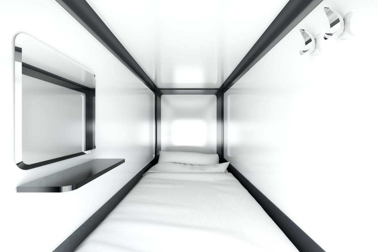 Qube Capsule Hotels Moskva Exteriör bild